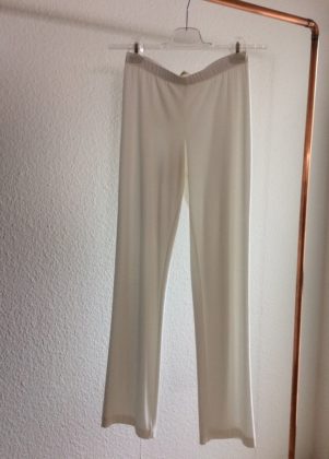 hose schmaler gummi creme weiss eierschale gerade form yoga homeware